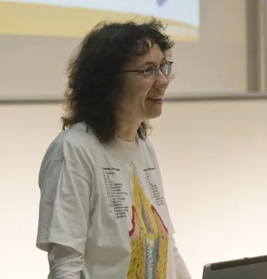 Bild: Junior-Studenten finden heraus wie Löcher entstehen und ob man ohne Zähne kauen kann