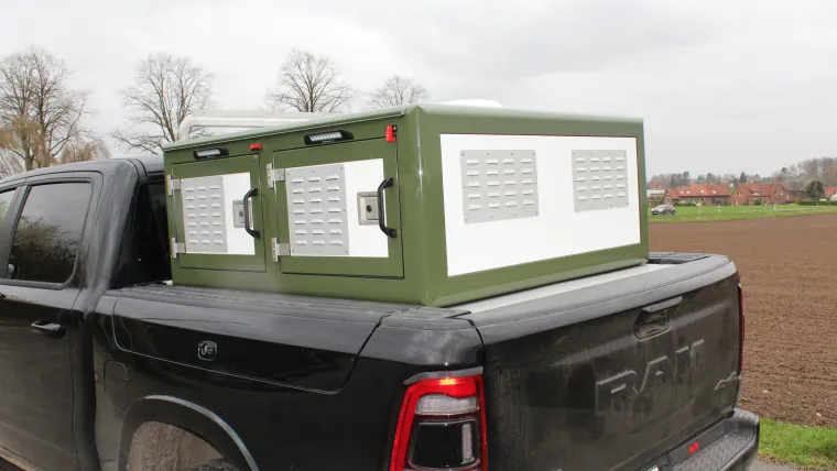 Bild:  Mit der Meute sicher unterwegs ins Revier: Hundeboxen-Aufbau von GLA-WEL GmbH für den Pickup Dodge Ram 