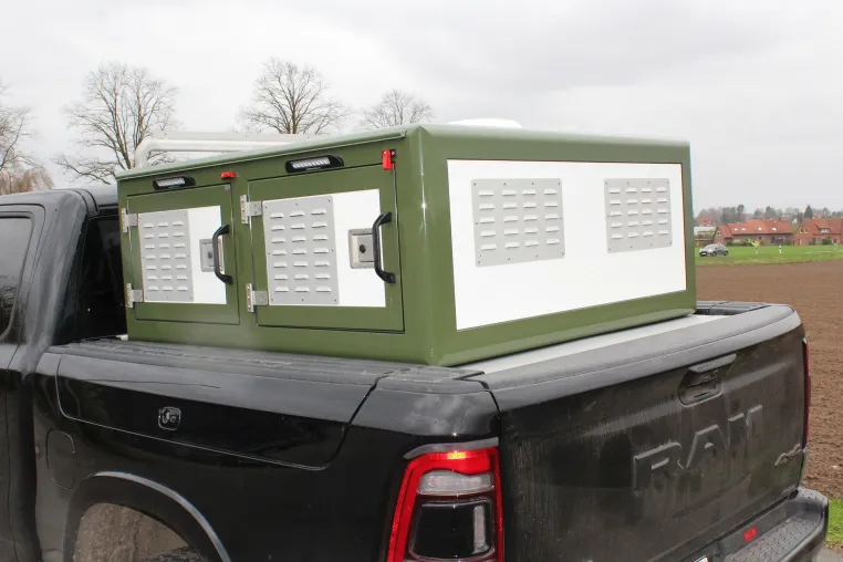 Mit der Meute sicher unterwegs ins Revier: Hundeboxen-Aufbau von GLA-WEL GmbH für den Pickup Dodge Ram Bild: Mit der Meute sicher unterwegs ins Revier: Hundeboxen-Aufbau von GLA-WEL GmbH für den Pickup Dodge Ram