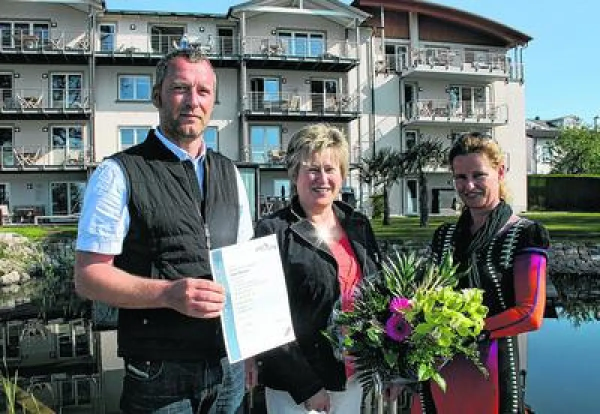 Erika Rinow vom Touristservice Sassnitz (Mitte) gratulierte Katharina und Thomas Kaul zur Klassifizierung.