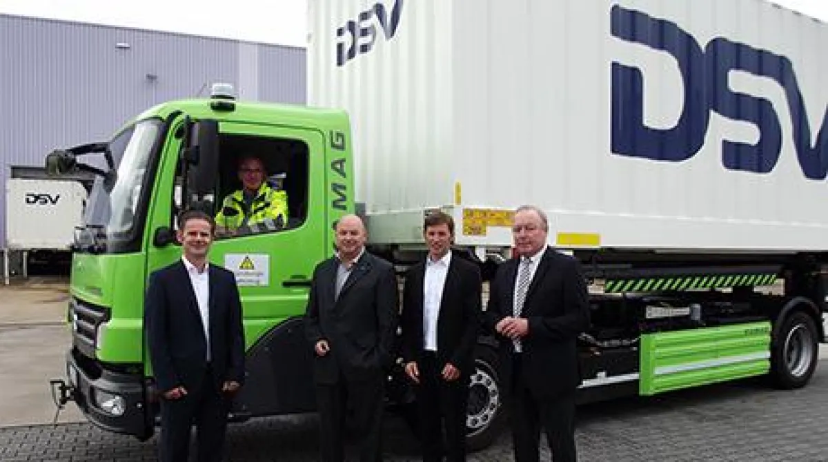 Projektbeteiligte vor dem KAMAG E-Wiesel / DSV