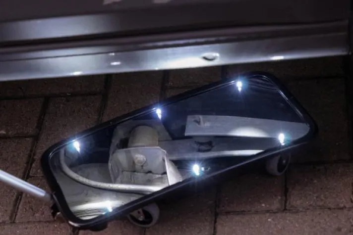 Bild: Inspektionsspiegel mit effektiver Beleuchtung durch integrierte LEDs