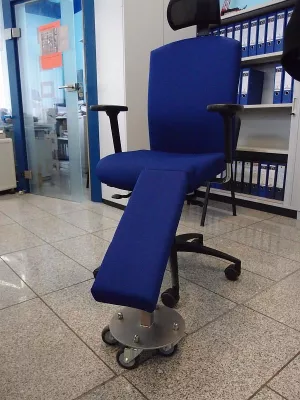 Bild: Ergonomischer Büroarbeitsplatz bei steifem Bein und Zustand nach 2 Bandscheiben Operationen