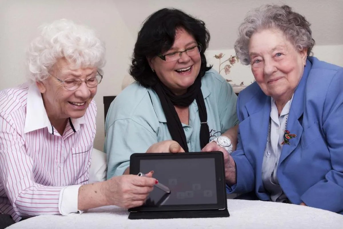 Jacqueline Wienholtz (Mitte) hat mit ihrem iPad viel Erfolg bei der Aktivierung der Bewohner.