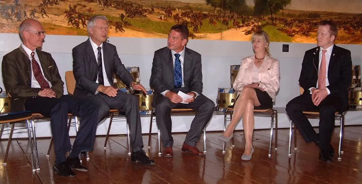 Auf ehrbares Unternehmertum. Podiumsdiskussion mit Dr. Wolfgang Meyer (r.)