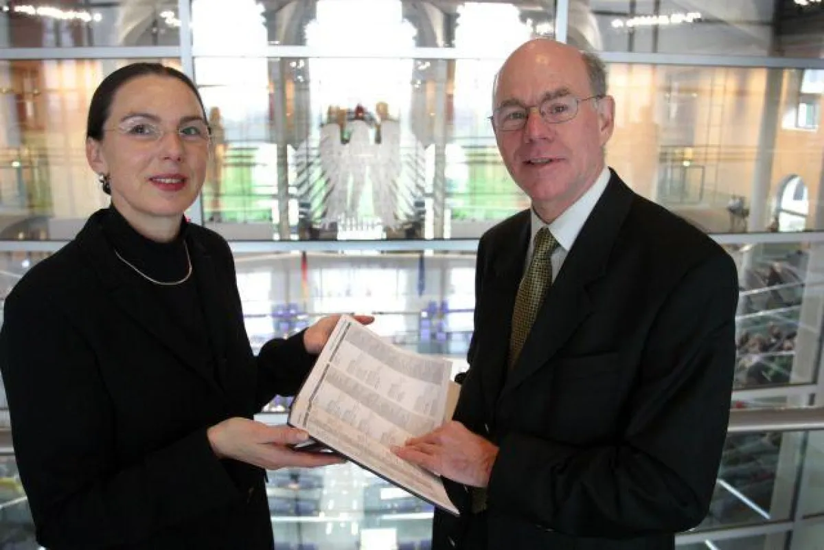 Bundestagspräsident Dr. Norbert Lammert erhält von Eva-Maria Steckenleiter ein PARLAMENTARIUM 2007.