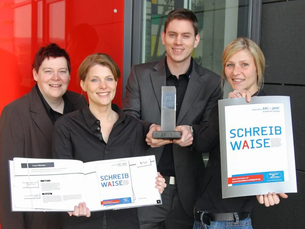 Agentur-Chefin Karin Braukhaus-Becker freut sich mit Birte Grunwald, Sebastian Schulz und Stefanie Libera