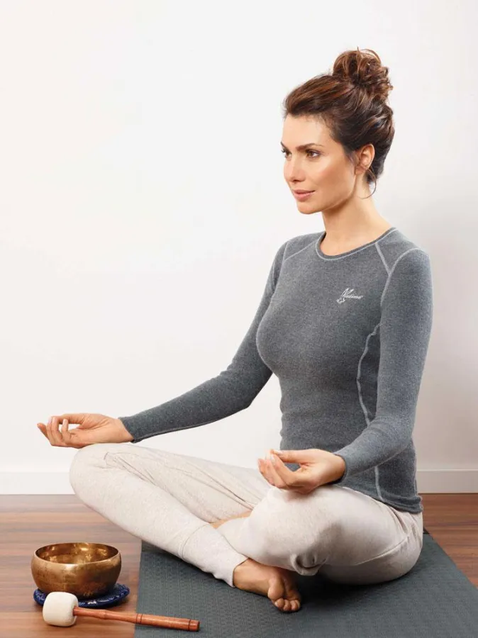 Im kuscheligen Wohlfühl-Shirt entspannen: Die heilenden Klänge schenken innere Ruhe. Foto: Medima