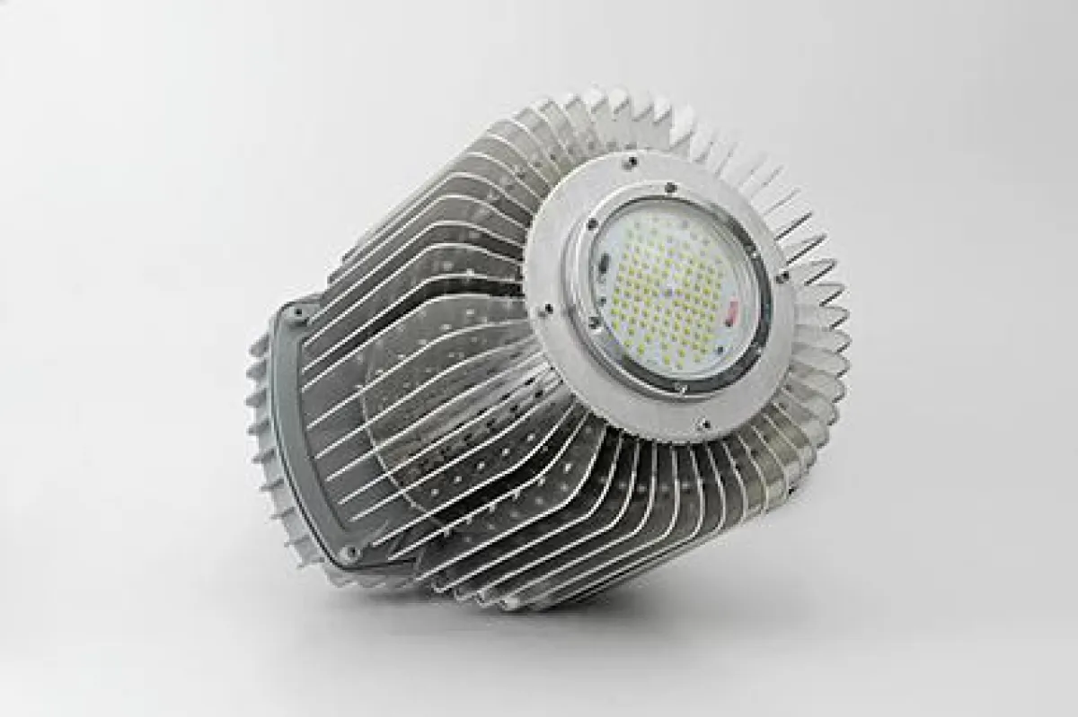 Der nanobeschichtete Reflektor FACTORY von EOLED transmittiert mit modernster LED Technologie ca. 20