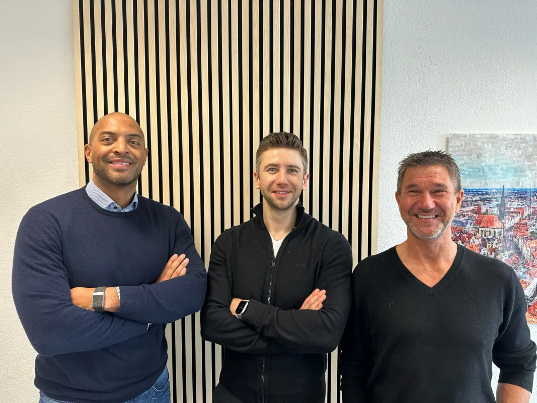 Dr. Dominique Manu, Erik Kolb und Dr. Burkhard Breuer nach dem erfolgreichen Exit (© Dr. Burkhard Breuer)