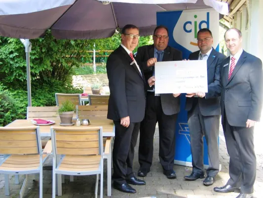 Sparkasse KölnBonn spendet dem CJD Bonn 4500 Euro für Terrassenmöbel Bild: Sparkasse KölnBonn spendet dem CJD Bonn 4500 Euro für Terrassenmöbel