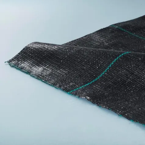 Bild: GARDENCOVER Abdeckgewebe schützt durch Lichtentzug trickreich gegen Unkrautwuchs