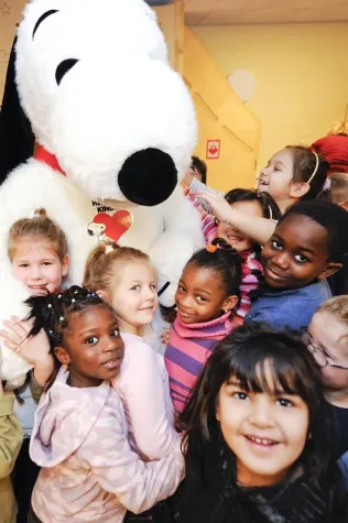 Bild: "Danke, Kinder!" - Snoopy wird 60 und bedankt sich mit einer 100.000 Euro Spende an „Ein Herz für Kinder“