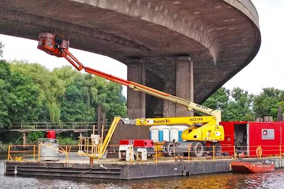 Bild: Theisen-Arbeitsbühnen absolvieren Schwimm-Einsatz