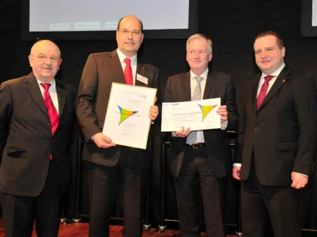 Preisüberreichung durch Ministerpräsident Mappus und Manfred Kremer, Präsident des BiBBl