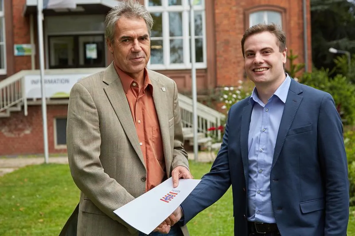 Prof. Dr. Hans Reiner Schultz, Präsident der Hochschule Geisenheim, mit Prof. Dr. Andreas Holzapfel (Hochschule Geisenheim / Winfried Schönbach)