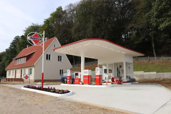 Bild: 1950er-Jahre-Tankstelle in „Königsberger Straße“ im Freilichtmuseum am Kiekeberg bei Hamburg eröffnet