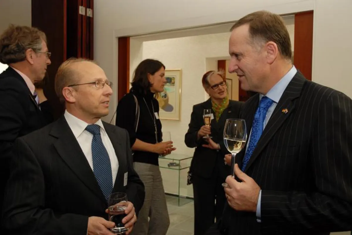 Hartmut Jäcksch im Gespräch mit John Key © Friedhelm Mädje - Michael von Lingen Pressefotografie