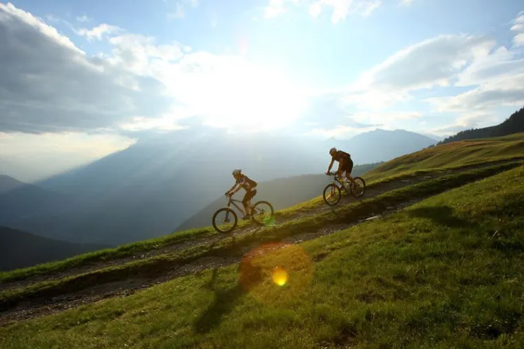 Bild: Spaß und Erholung in den Südtiroler Alpen