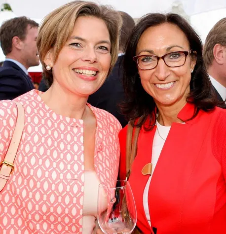 Bild: Handsignierter Brasilien-Ball von Angela Merkel wird für Trierer Kinderprojekt versteigert