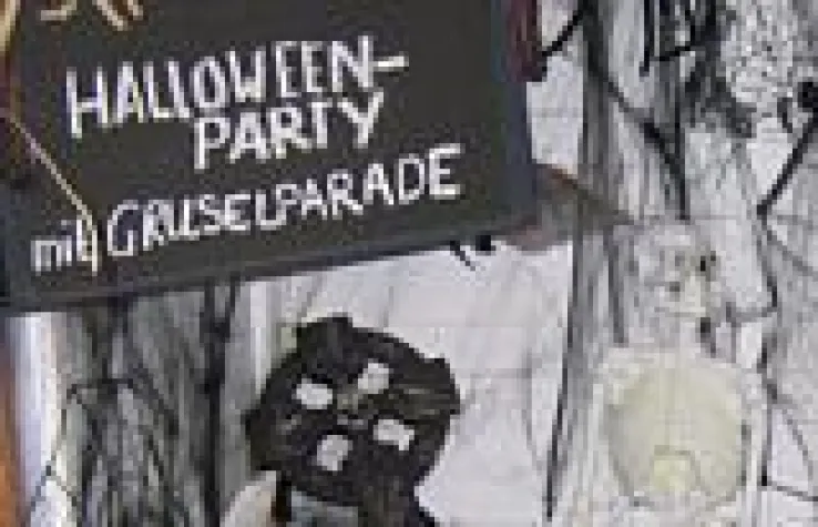 Gruselparade im Freizeitpark Bild: Gruselparade im Freizeitpark