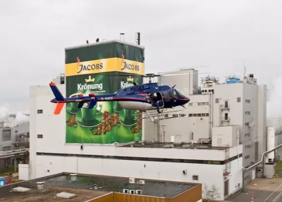 Bild: Riesen-JACOBS Krönung-Packung grüßt an den Werksstandorten Bremen und Berlin