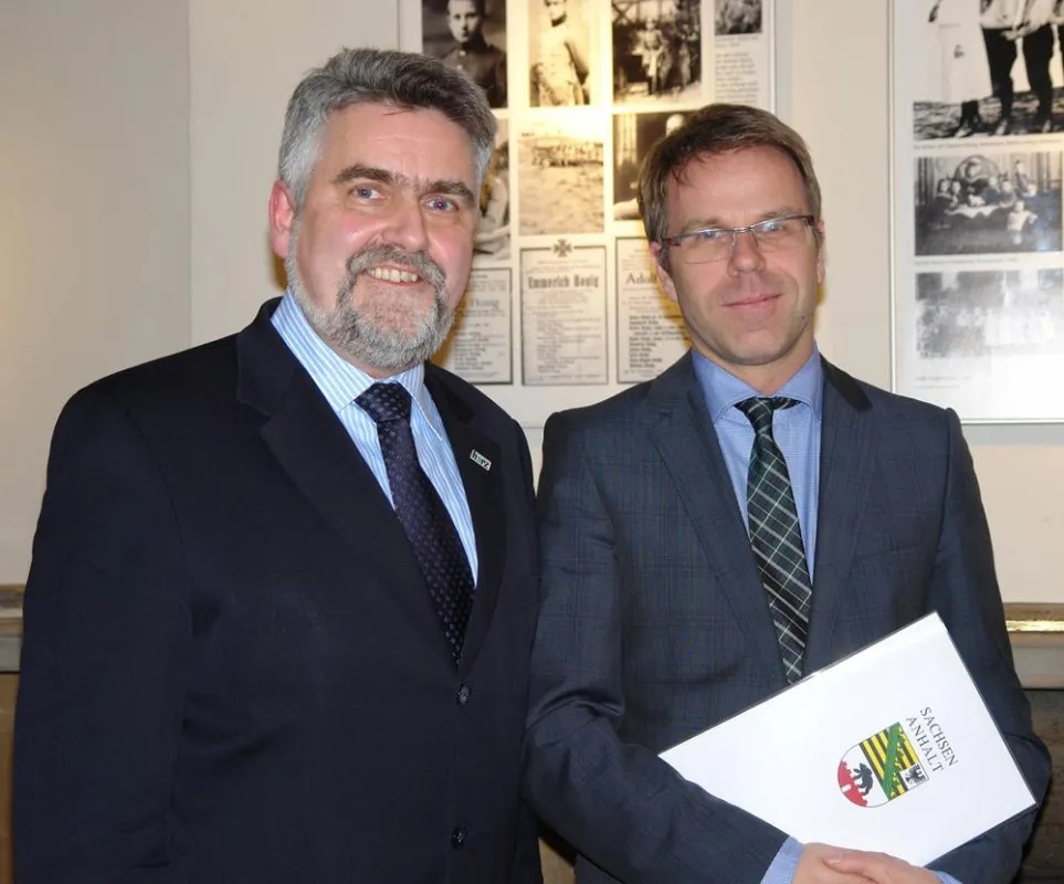 Hochschul-Rektor Prof. Dr. Armin Willingmann (l.) übergab Dr. Maximilian Zimmer (r.) die Bestellungsurkunde zum Honorarprofessor.