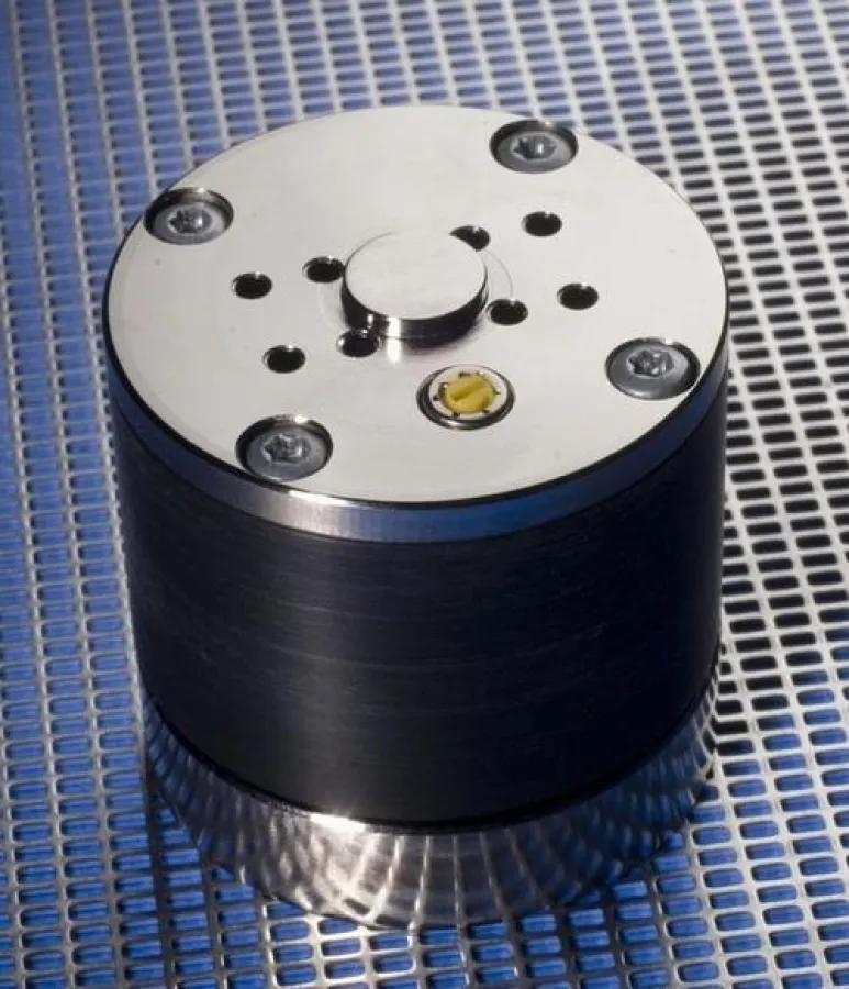 Das neue Miniaturbrennstoffzellen-System im Bild ist doppelt so ergiebig wie herkömmliche Alkali-Mangan Batterien und kann auch preislich konkurrieren. Jetzt soll es die Primärbatterien ablösen. Foto: