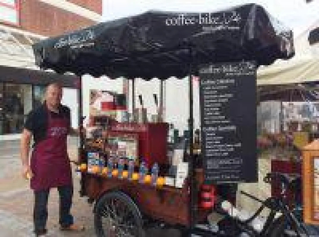 Mark Price ist mit seinem Coffee-Bike in Worcester, West Midlands England, gestartet