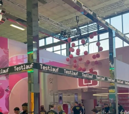 Bild: LED-Anzeigetechnik von Daylite Informationssysteme GmbH auf der ITB Berlin im Einsatz