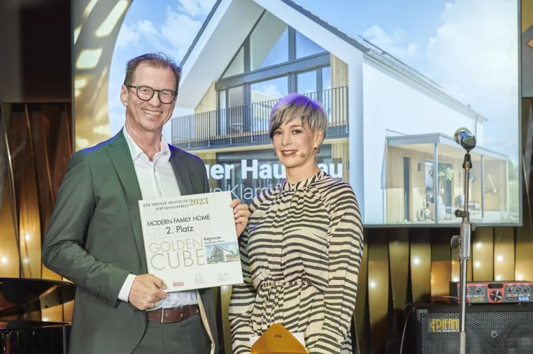 "Oscar"-Verleihung der Holzfertighausbranche: Regnauer Musterhaus "Klara" erneut ausgezeichnet Bild: "Oscar"-Verleihung der Holzfertighausbranche: Regnauer Musterhaus "Klara" erneut ausgezeichnet
