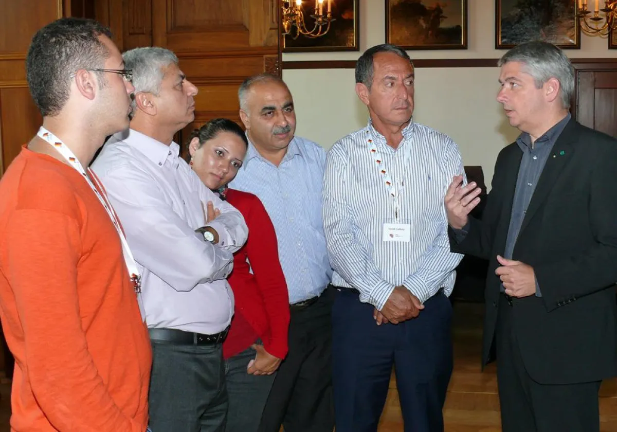 Gladbachs Bürgermeister Lutz Urbach (r.) im Gespräch mit den israelischen Gästen der dbb jugend nrw