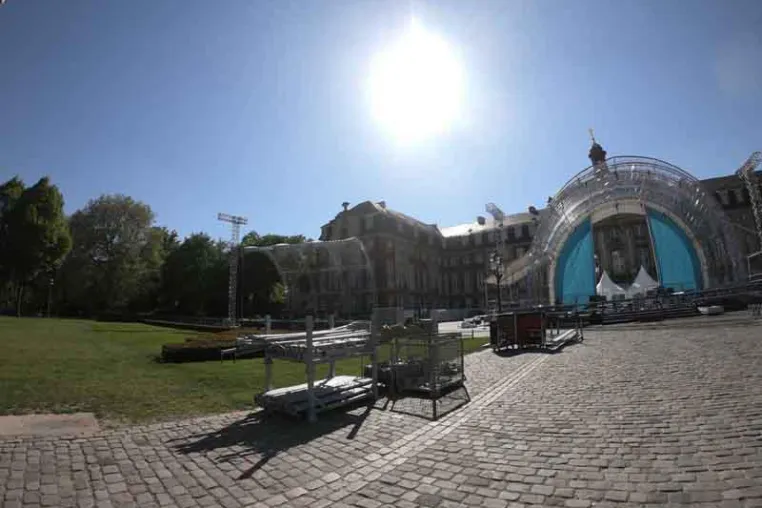 Bild: CreationPark baut Rundbogenbühne, Chorbühne, FOH und PA-Tower auf Katholikentag in Münster