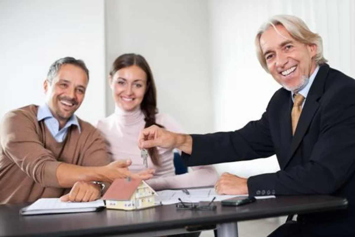 Immobilienmakler übergibt Hausschlüssel © apops - Fotolia.com