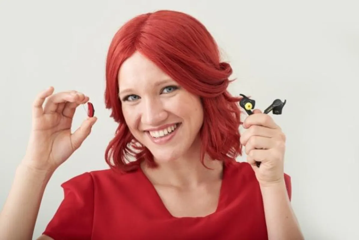 Miss IFA mit Hörgerät ReSound LiNX² und Headset Jabra SPORT PULSE (Foto: Messe Berlin).