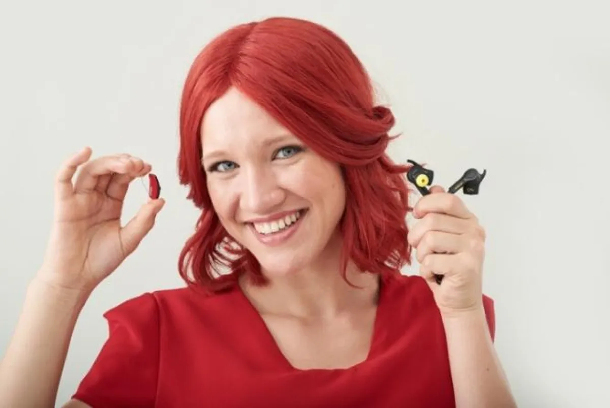 Miss IFA mit Hörgerät ReSound LiNX² und Headset Jabra SPORT PULSE (Foto: Messe Berlin).