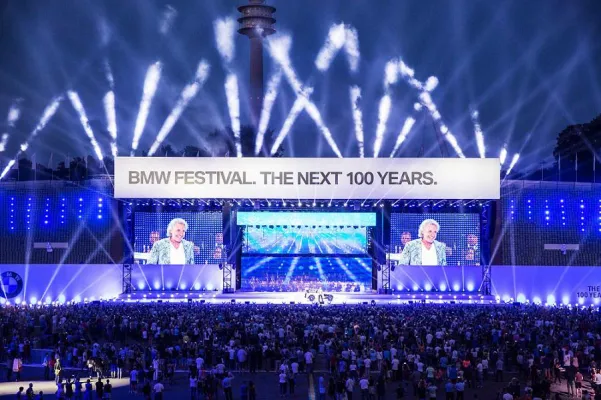 Bild: Zum 100-jährigen Bestehen feiert BMW ein eindrucksvolles Festival unter Federführung der Agentur Zerotwonine
