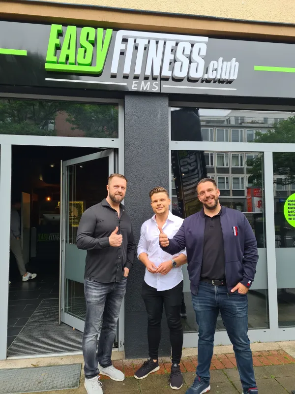 Die Franchisepartner Sascha Barowsky und Tim Müller (links und mitte) mit EASYFITNESS CEO Jens Tappe