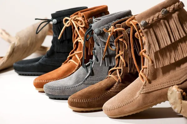 Bild: Fransen über Fransen: Aktuelle Wildleder-Stiefel im Doppel-Fransenlook von MINNETONKA