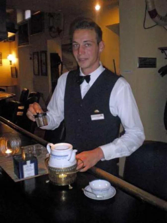 Tim Fischer bei der Teezubereitung im Strandhotel Gerken auf Wangerooge