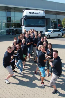 Bild: Ein starkes Team - mehr als 30 neue Auszubildende bei Mercedes-Herbrand