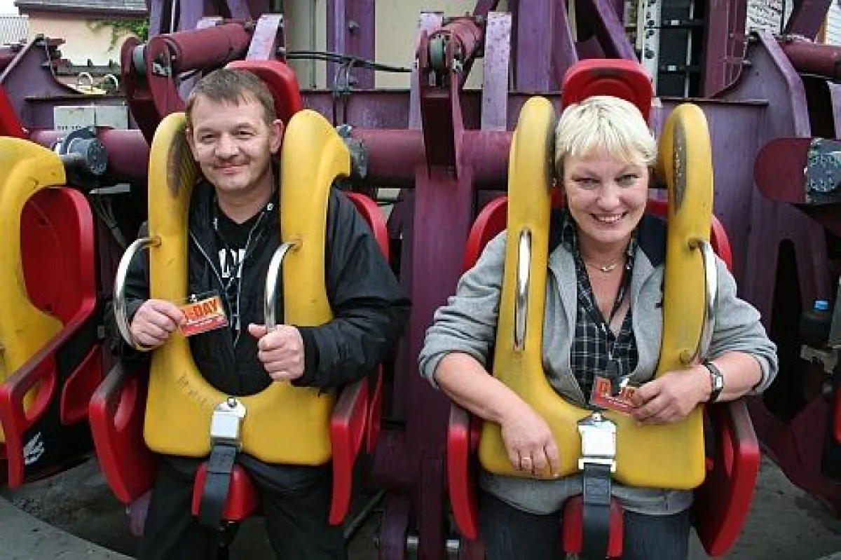 Foto: Siegerin Gisela Smolinski (43) aus Schöppingen mit Gatte Wolfgang (46) im Movie Park Germany. Bild: André Puchta