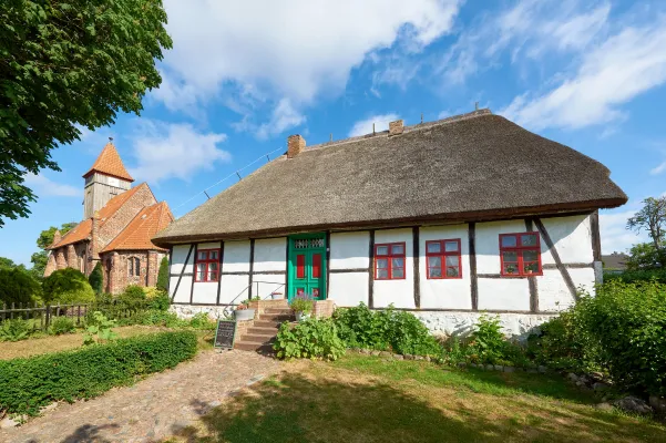 Bild: Zeitreise zu Griffel, Schiefertafel und Rohrstock: Das Schulmuseum in Middelhagen.