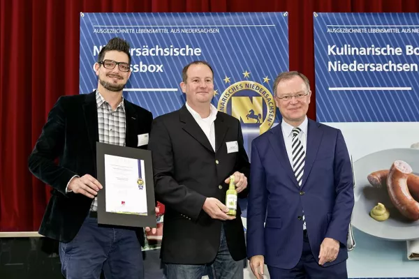 UNSER FRISCHES DRESSING aus Achim-Baden ist jetzt „Kulinarischer Botschafter Niedersachsens 2014“ Bild: UNSER FRISCHES DRESSING aus Achim-Baden ist jetzt „Kulinarischer Botschafter Niedersachsens 2014“