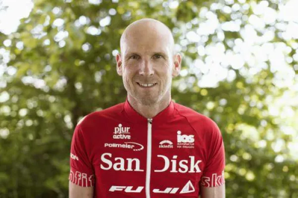 Bild: Die bewegende Geschichte e. Ausdauersportlers. Triathlet und Buchautor Elmar Sprink wird IOS-Markenbotschafter