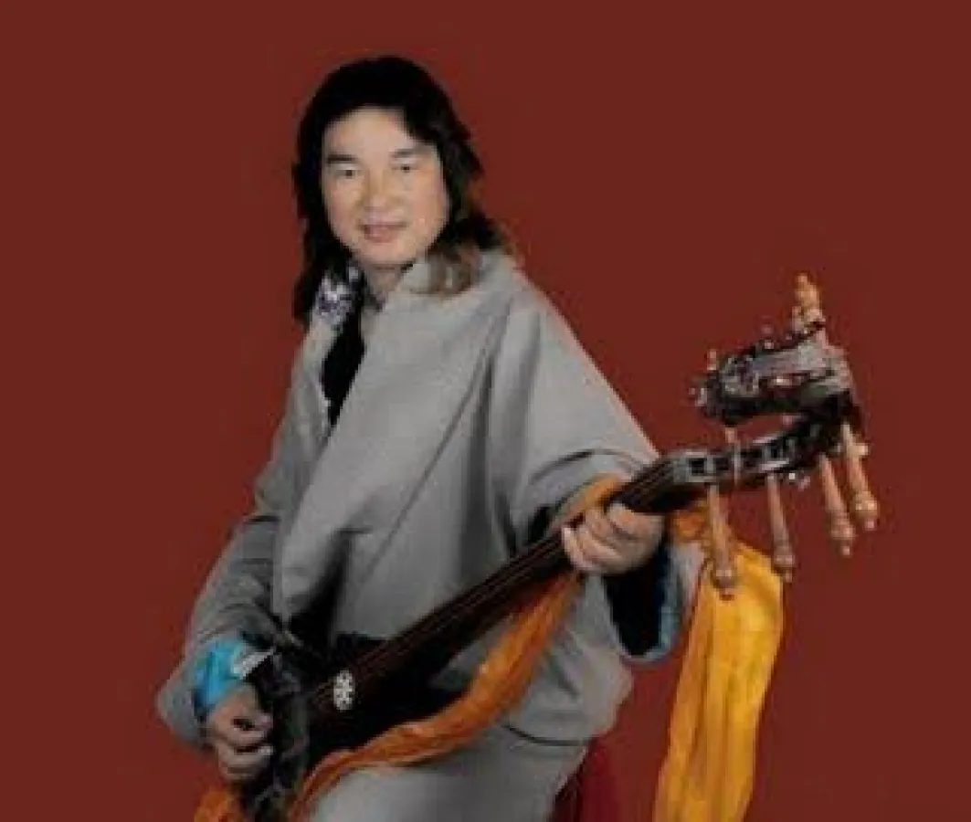 Der Sänger Tashi Dhondup mit seiner Dranyen