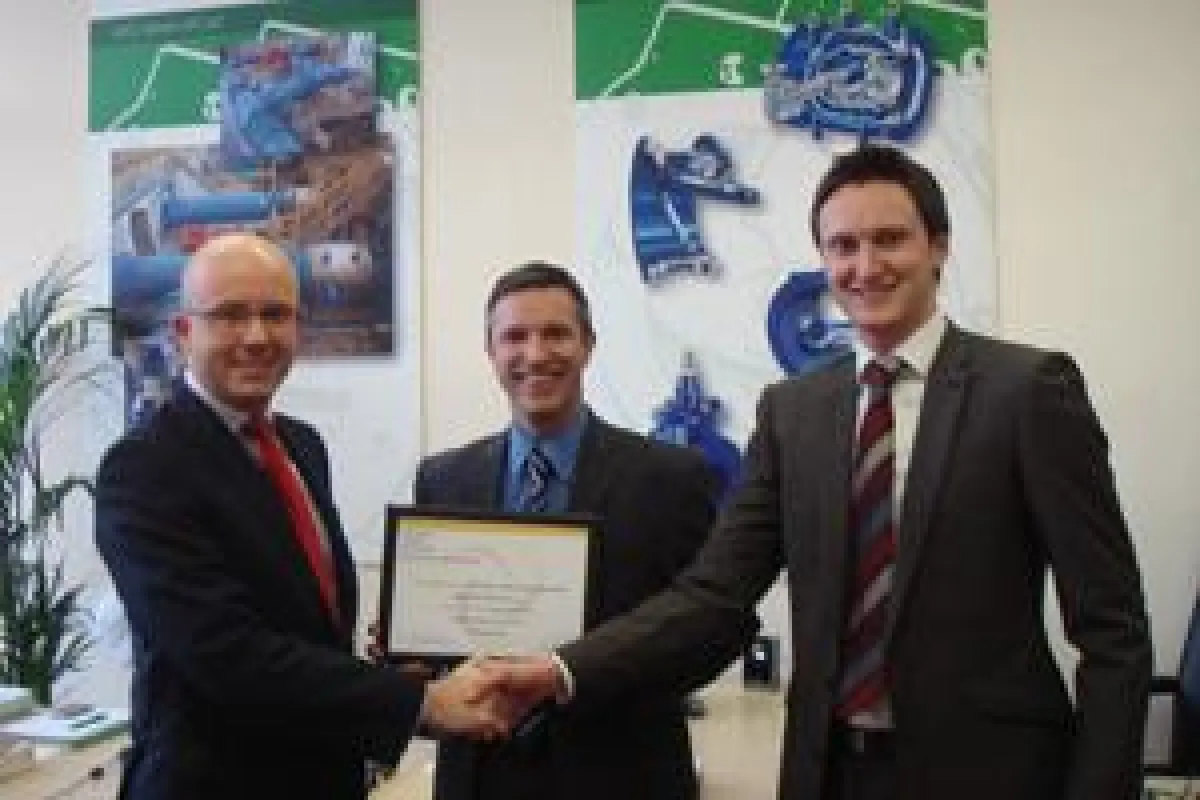 Dr. Stuart McKay, Business Development Officer von KTP; Paul Boyden, Geschäftsführer der VAG Valves UK; Wilson McPhail, Kaufmännischer Geschäftsführer der VAG Valves UK