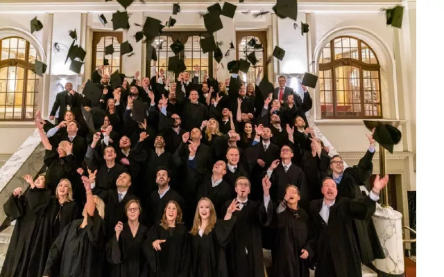 Bild: MBA-Fernstudienprogramm: 108 Absolventen verabschiedet