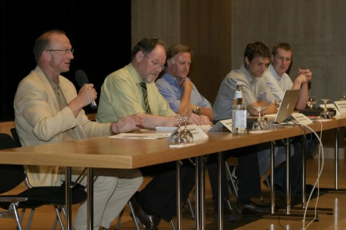 Lechs Bürgermeister Ludwig Muxel (erster von links) berichtete bei der Präsentation der geplanten Biomasse-Nahwärmeversorgung in Götzis