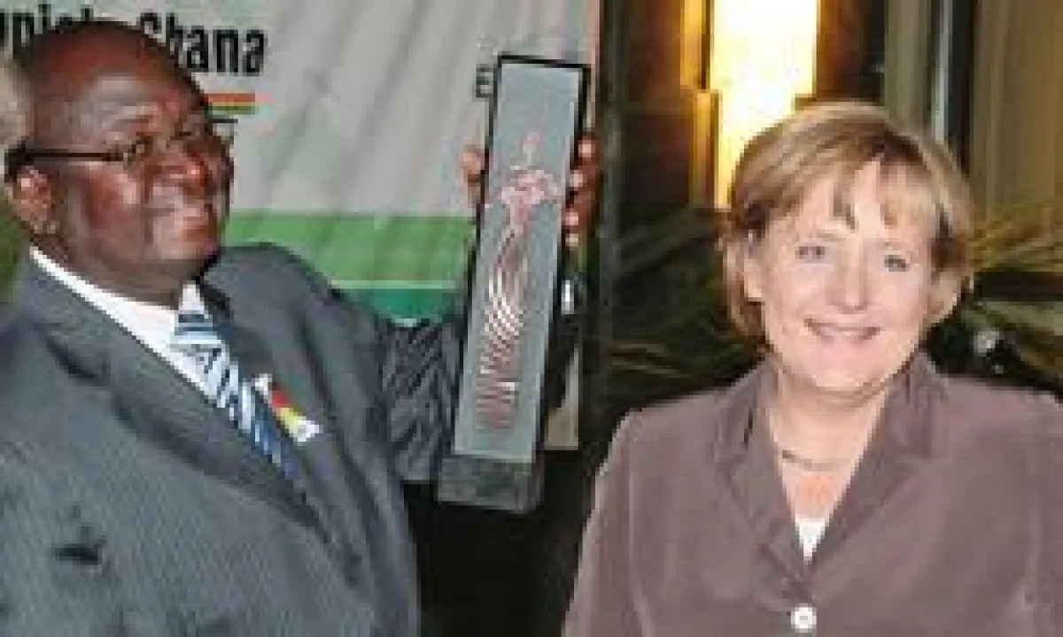 Bundeskanzlerin Dr. Angela Merkel bei der Vergabe des Deutschen Afrika-Preises 2007 an Dr. Francis Appiah aus Ghana